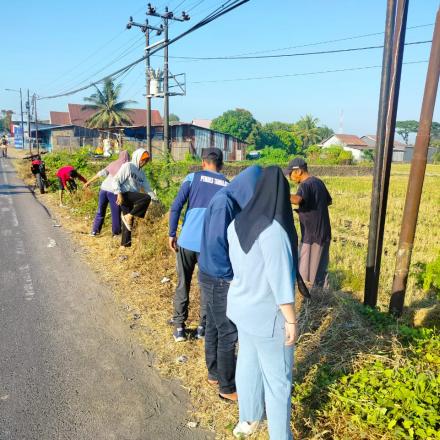 CIPTAKAN LINGKUNGAN BERSIH, PEMERINTAH DESA TAMALATE MENGADAKAN GIAT BERSIH BERSAMA MASYARAKAT